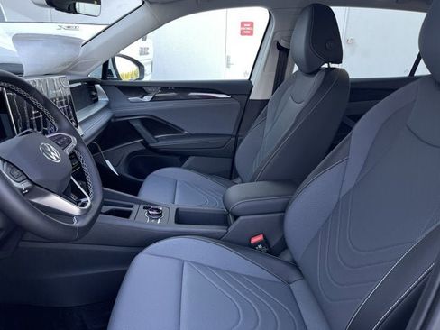 New 2025 Volkswagen Tiguan SE image 13