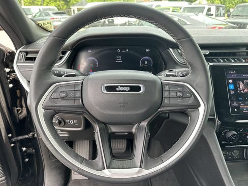 Used 2025 Jeep Grand Cherokee Altitude AWD/4WD image 12