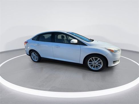 Used 2018 Ford Focus SE image 2