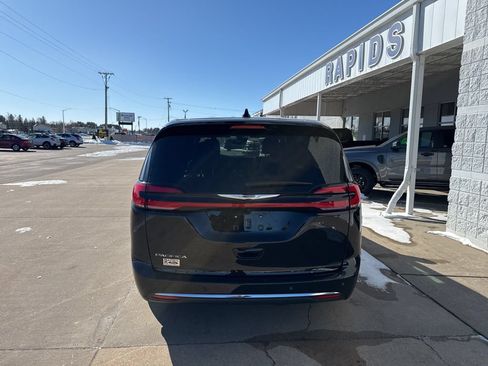 Used 2025 Chrysler Pacifica Select FWD image 6
