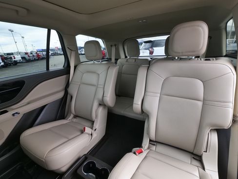 Used 2022 Lincoln Aviator AWD w/ Premium Package image 24
