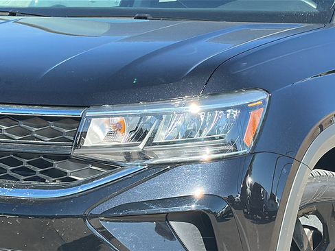 Used 2024 Volkswagen Taos SE w/ MDO Package image 4