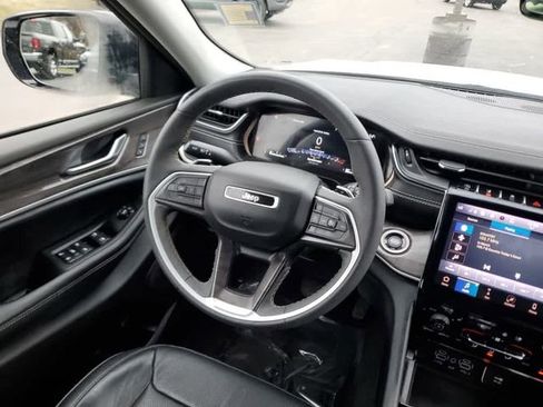 Used 2023 Jeep Grand Cherokee L Limited w/ Luxury Tech Group II image 17