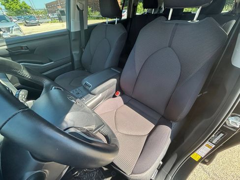 Used 2025 Toyota Highlander LE FWD image 38