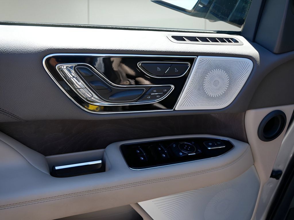 Used 2024 Lincoln Navigator Reserve AWD/4WD image 17