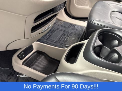 Used 2023 Chrysler Pacifica Touring-L FWD image 18