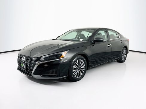 Used 2025 Nissan Altima 2.5 SV FWD image 3