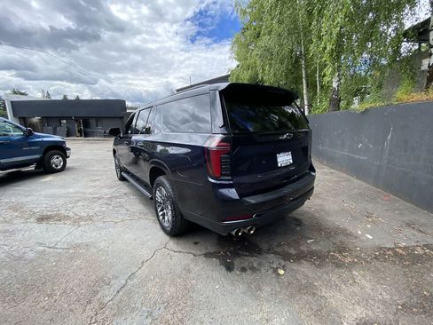Used 2025 Chevrolet Suburban Z71 AWD/4WD image 4