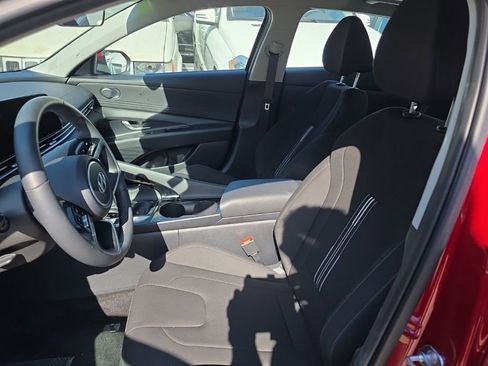Used 2025 Hyundai Elantra SEL image 5