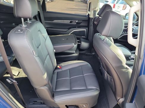 Used 2024 Kia Telluride EX w/ EX Captain's Chair Package FWD image 12