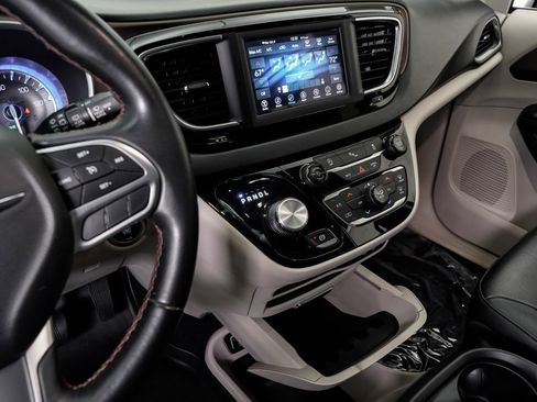Used 2018 Chrysler Pacifica Touring-L FWD image 15