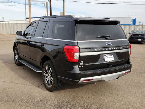 Used 2023 Ford Expedition XLT image 3