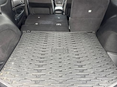 Used 2019 Jeep Grand Cherokee Laredo AWD/4WD image 15