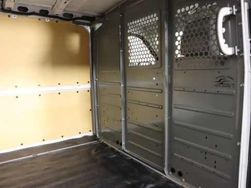 Used 2021 Nissan NV 2500 SV image 32