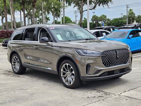 Used 2025 Lincoln Aviator Reserve AWD/4WD image 3