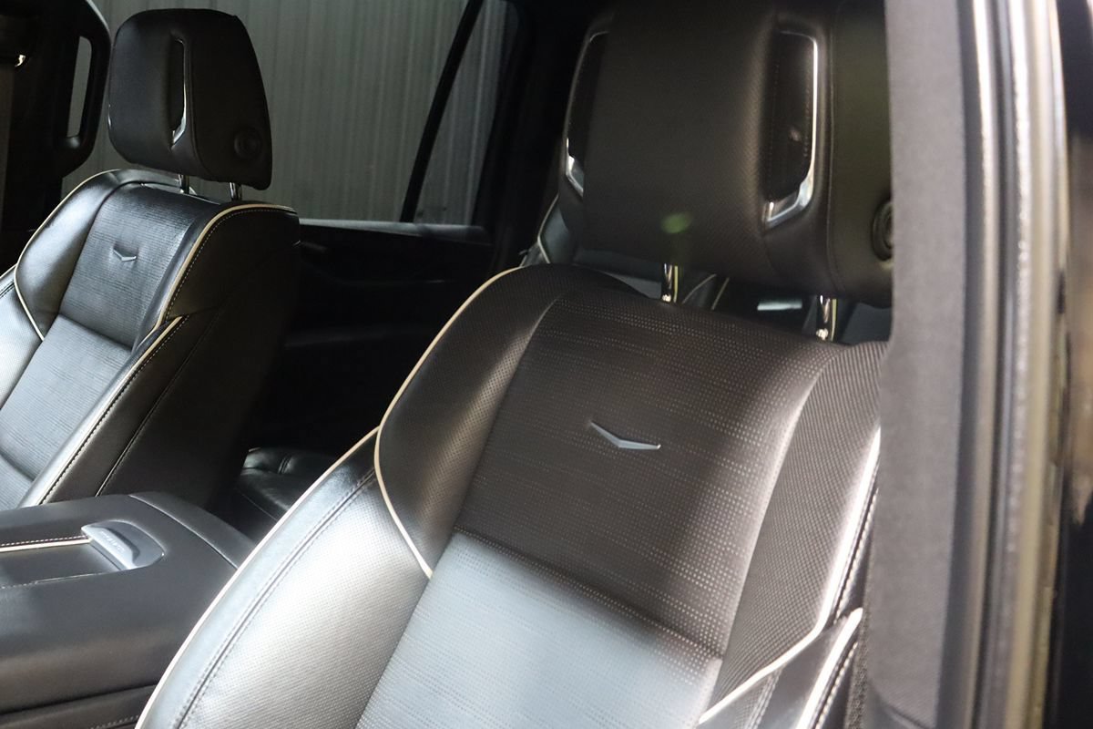 Used 2024 Cadillac Escalade ESV Sport w/ LPO, ONYX Package AWD/4WD image 39