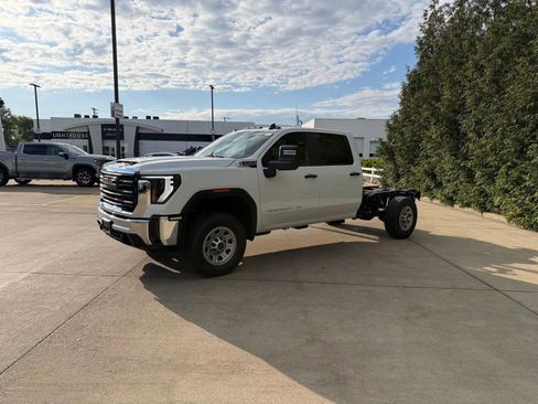 New 2026 GMC Sierra 3500 Pro w/ Convenience Package AWD/4WD image 7