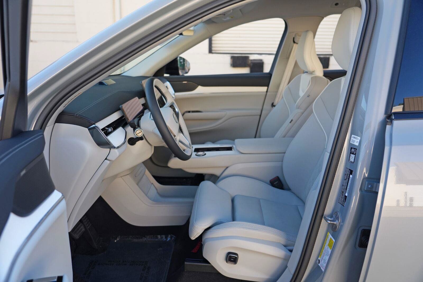 Used 2025 Volvo EX90 Ultra AWD/4WD image 17