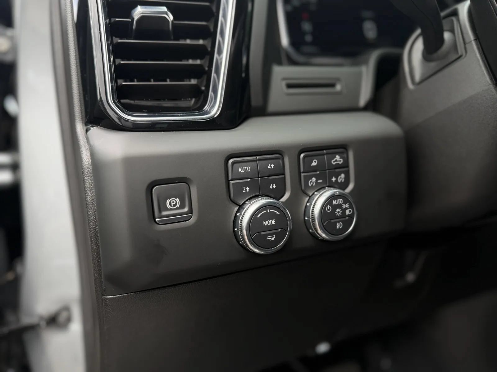 Used 2024 GMC Sierra 2500 Denali w/ Denali Reserve Package AWD/4WD image 27