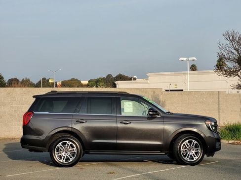 Certified 2025 Ford Expedition Active image 3