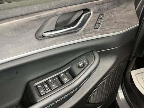 Used 2024 Jeep Grand Cherokee L Limited image 17