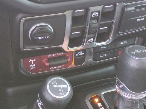 New 2025 Jeep Gladiator Mojave w/ Convenience Group image 30