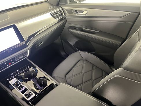 Certified 2025 Volkswagen Atlas Cross Sport SE image 11