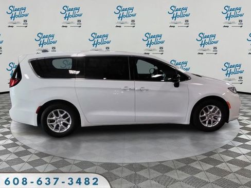Used 2025 Chrysler Pacifica Select image 4