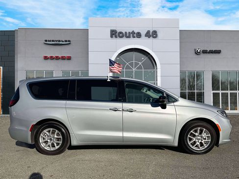 Used 2024 Chrysler Pacifica Touring-L image 6