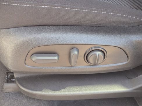 Used 2023 Chevrolet Traverse LT image 24