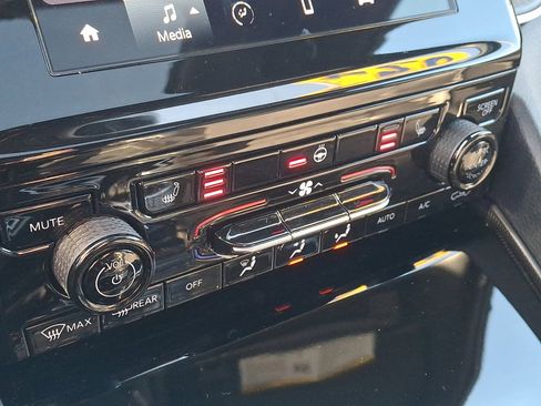 Certified 2024 Jeep Grand Cherokee Altitude image 29