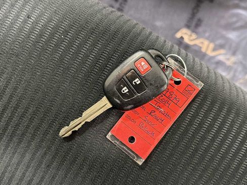 Used 2014 Toyota RAV4 LE AWD/4WD image 30