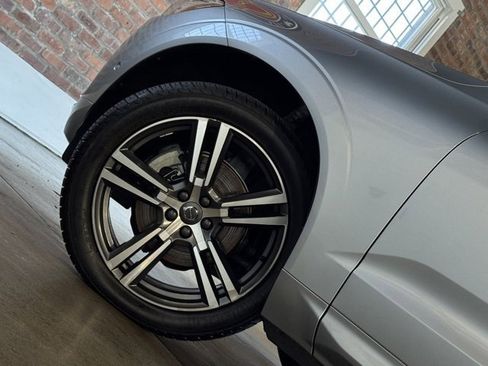 Used 2018 Volvo XC60 T5 Momentum w/ Convenience Package image 6