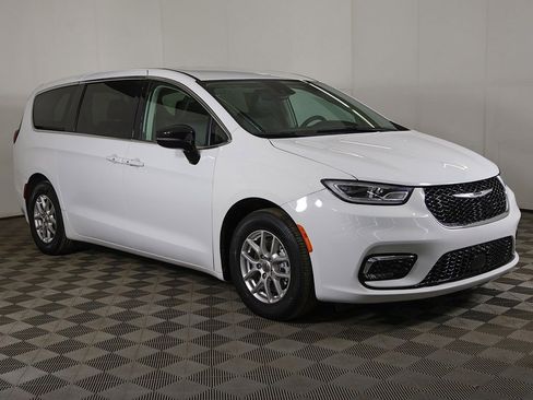 Used 2024 Chrysler Pacifica Touring-L image 50