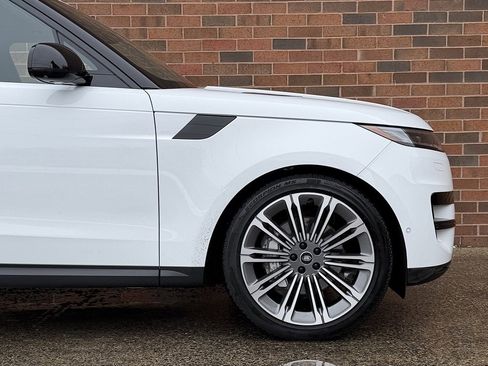 Used 2025 Land Rover Range Rover Sport SE image 11