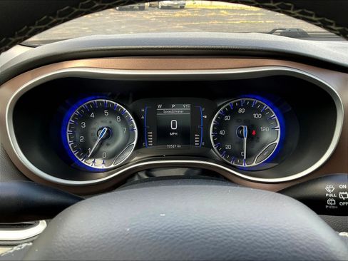 Used 2022 Chrysler Voyager LX FWD image 14