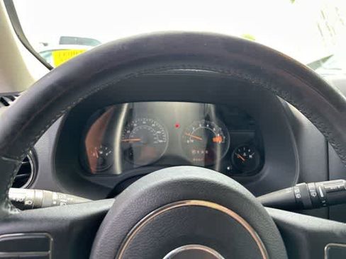 Used 2014 Jeep Patriot Latitude w/ Sun/Sound Group FWD image 9