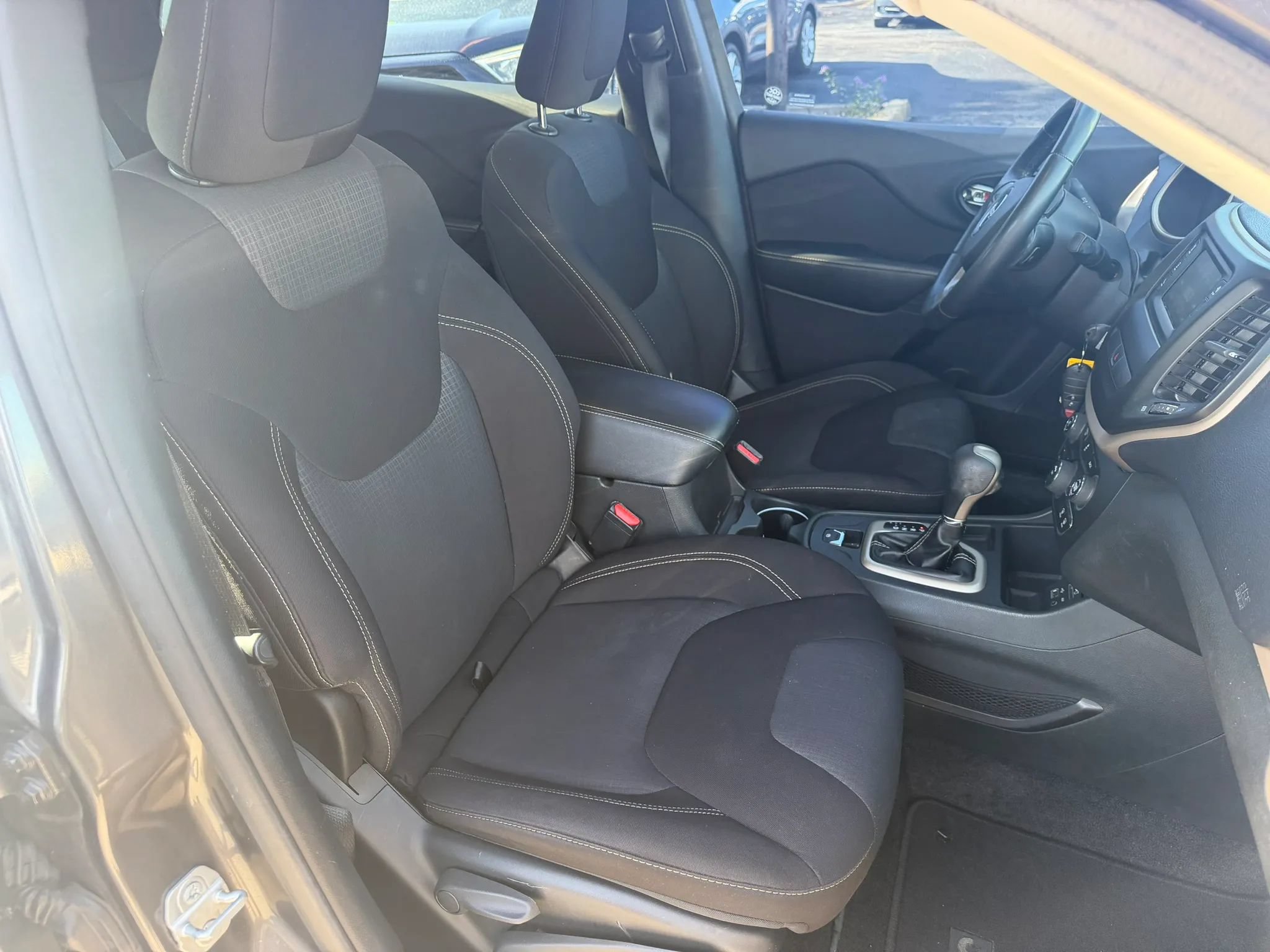 Used 2015 Jeep Cherokee Latitude FWD image 11