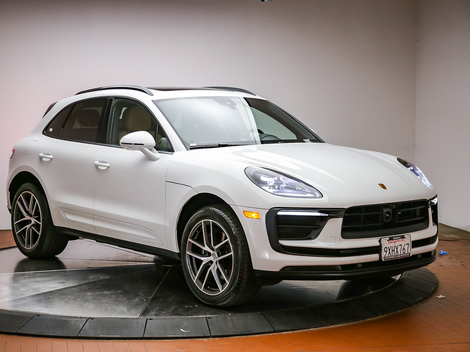 Certified 2026 Porsche Macan AWD/4WD image 4