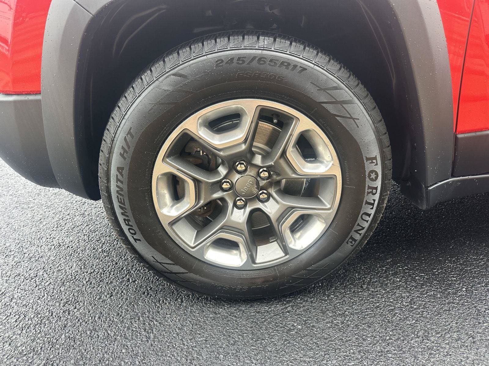 Used 2019 Jeep Cherokee Trailhawk AWD/4WD image 13