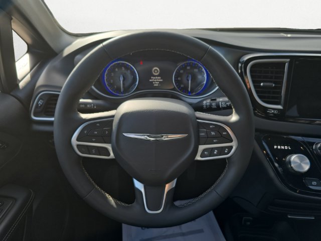 Used 2025 Chrysler Pacifica Select FWD image 12