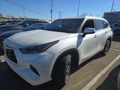 Used 2021 Toyota Highlander XLE AWD/4WD image 14