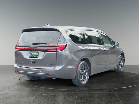 Used 2023 Chrysler Pacifica Touring-L w/ S Appearance Package FWD image 9