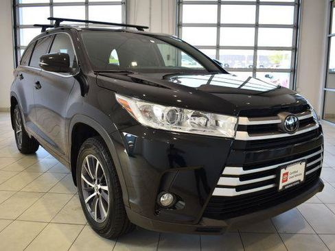 Certified 2017 Toyota Highlander XLE AWD/4WD image 1