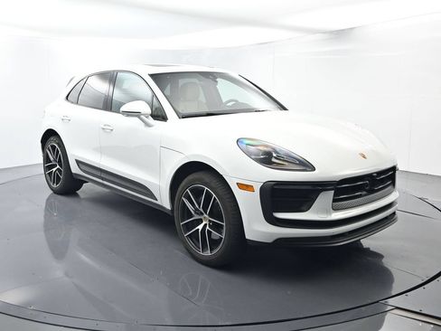 Certified 2025 Porsche Macan AWD/4WD image 17