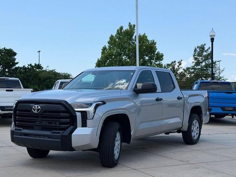 Used 2025 Toyota Tundra SR w/ SR Tow Package AWD/4WD image 8
