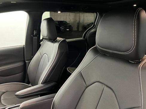 New 2026 Chrysler Pacifica Limited w/ Trailer Tow Group image 16