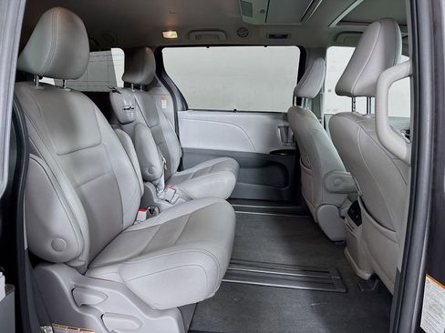 Used 2020 Toyota Sienna XLE Premium image 25