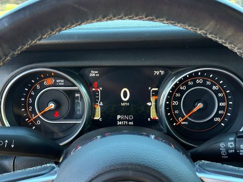 Used 2018 Jeep Wrangler Unlimited Sahara AWD/4WD image 17