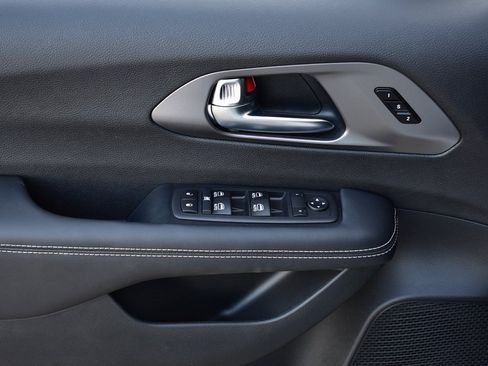 New 2026 Chrysler Pacifica Select image 14